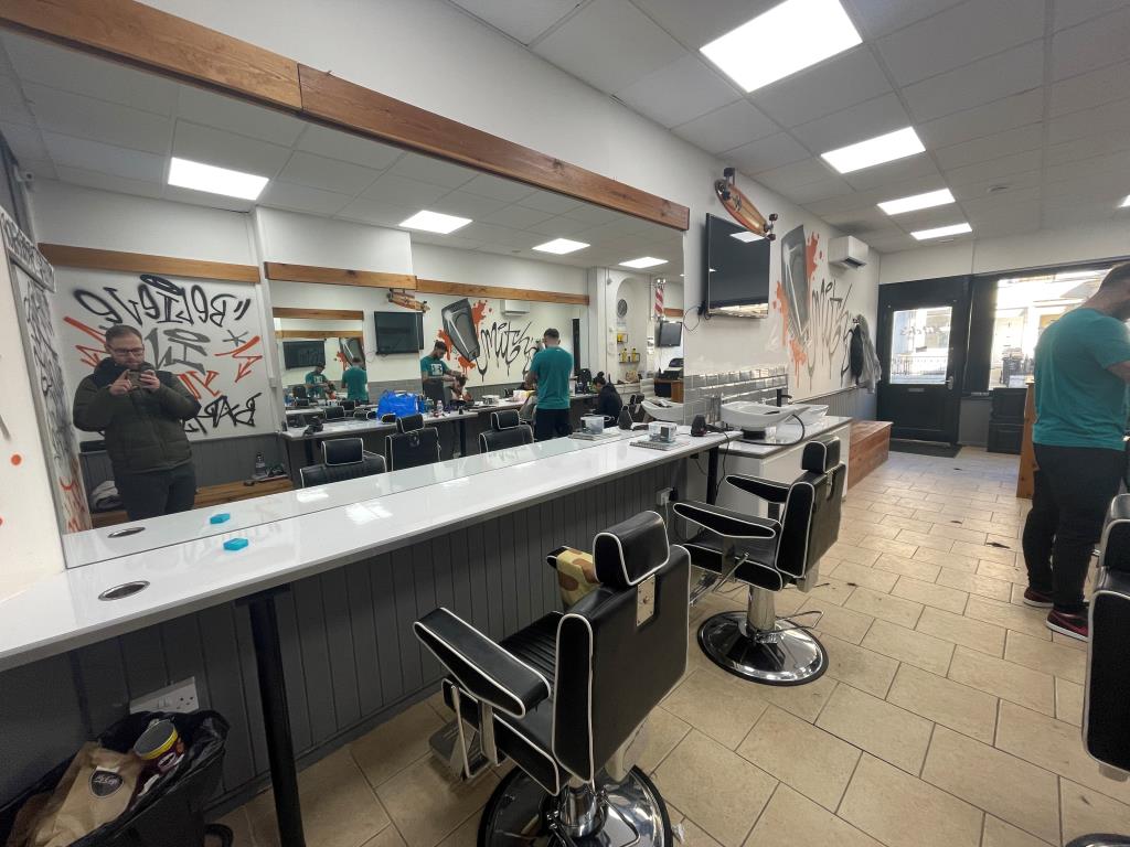 Lot: 12 - FREEHOLD MIXED-USE INVESTMENT - Internal photo of barbers shop